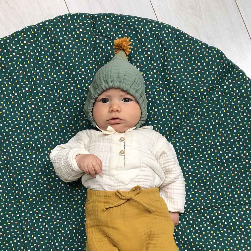 Căciulă din muselină brodată cu pompon. Odiseea lui Artur