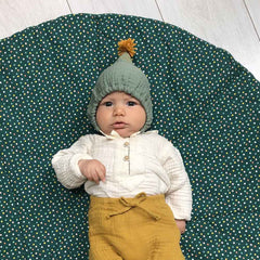 Căciulă din muselină brodată cu pompon. Odiseea lui Artur