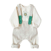 Costum botez pentru baieti format din body moale de bumbac si pantalon cu bretele ajustabile si detasabile.