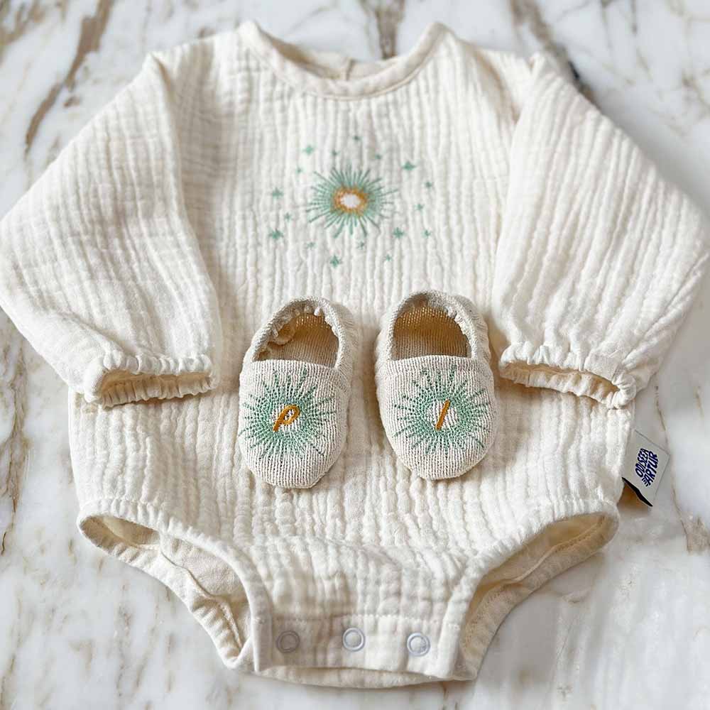 Costum botez pentru bebelusi, din bumbac, Odiseea lui Artur