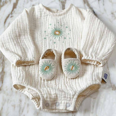 Costum botez pentru bebelusi, din bumbac, Odiseea lui Artur