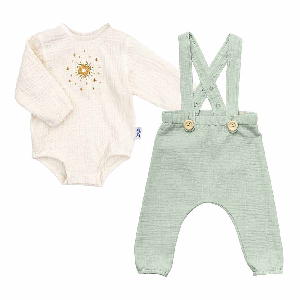 Costum baieti pentru botez format din pantalon cu bretele si body brodat din muselina, bumbac, Odiseea lui Artur