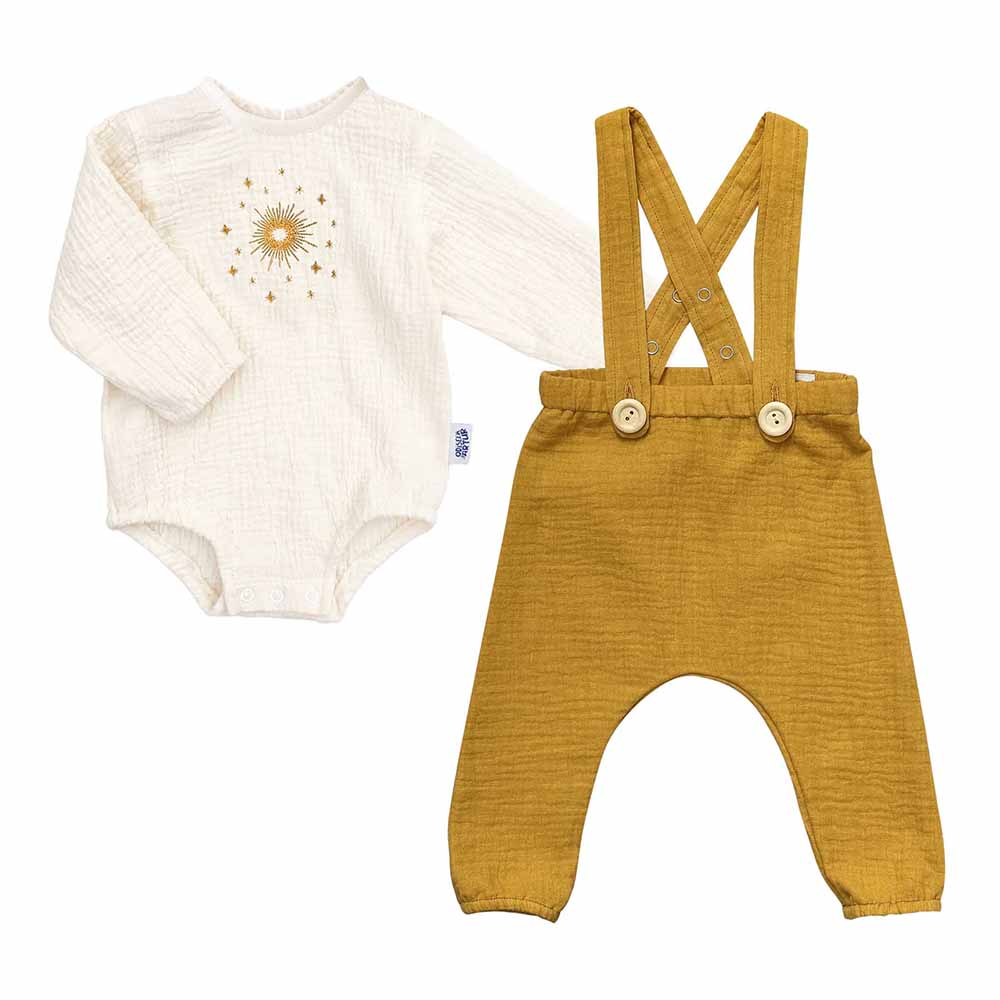 Costum baieti pentru botez format din pantalon cu bretele si body brodat din muselina, bumbac, Odiseea lui Artur