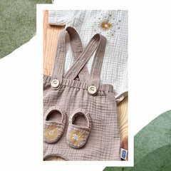 Botosei brodati din muselina pentru bebelusi. Odiseea lui Artur