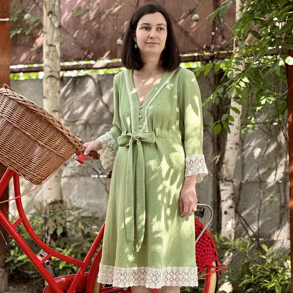 Detaliu rochie din muselina vaporoasa pentru femei, cu decolteu adaptat pentru alaptare