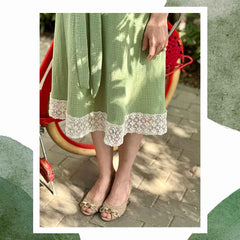 Detaliu rochie din muselina vaporoasa pentru femei, cu decolteu adaptat pentru alaptare