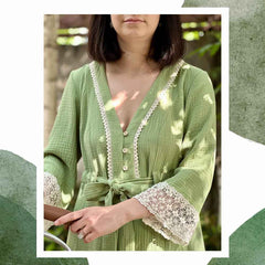 Detaliu rochie din muselina vaporoasa pentru femei, cu decolteu adaptat pentru alaptare