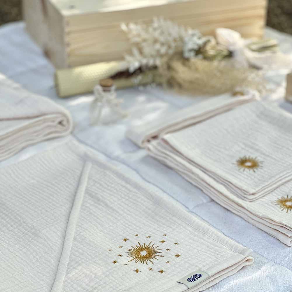 Patura brodata din trusoul de botez Odiseea lui Artur