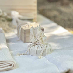 Sapun natural infasurat in bumbac din trusoul de botez Odiseea lui Artur