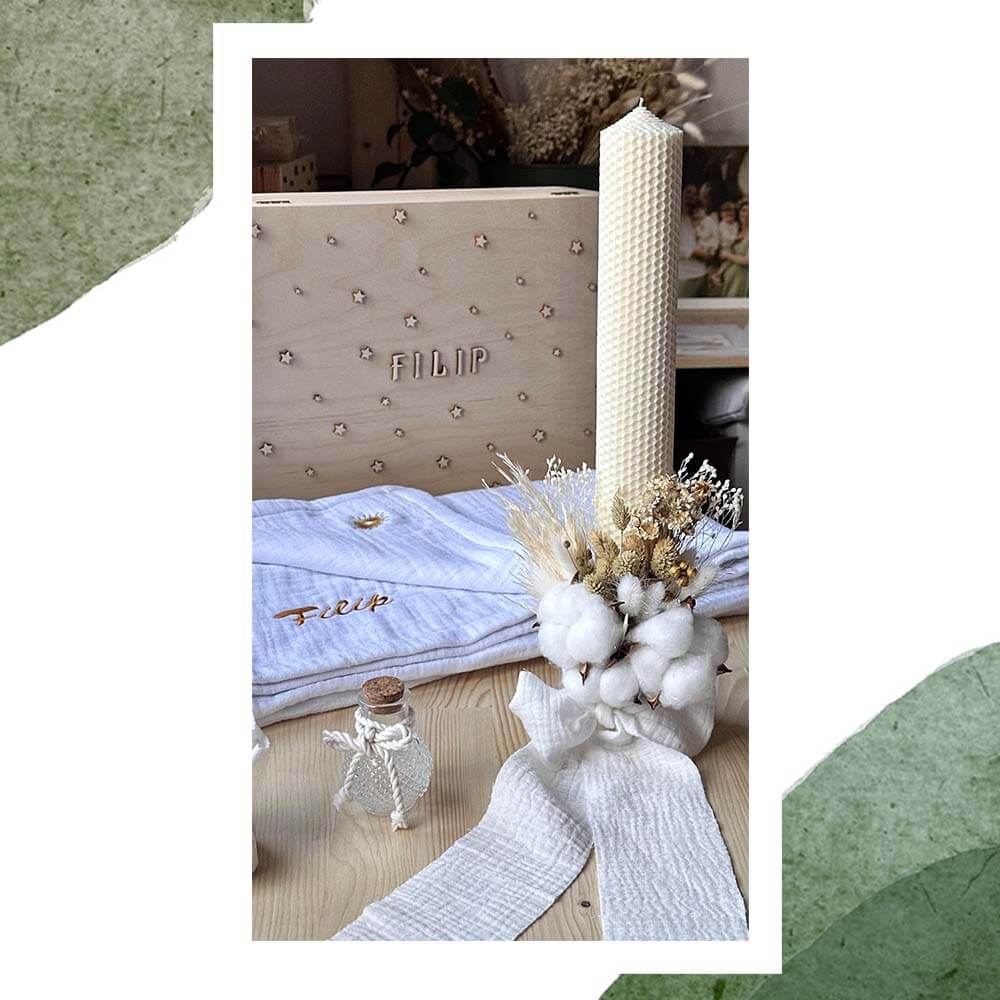 Aranjament cu trusou pentru botez de iarna din muselina 6 straturi culoarea alba, lumanare din ceara de albine.