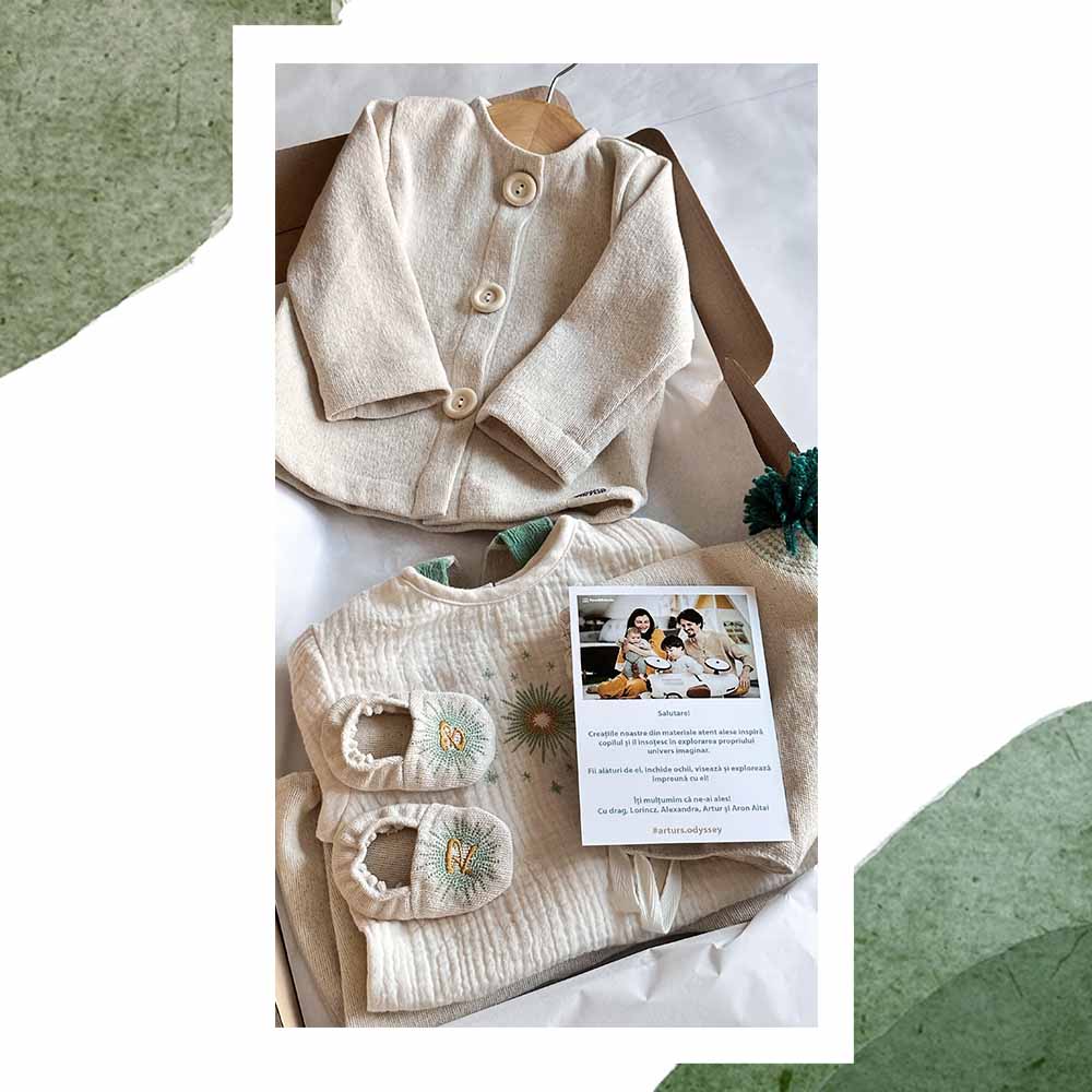 Costumas botez pentru baietei, body, botosei, pantaloni cu bretele si cardigan, Odiseea lui Artur