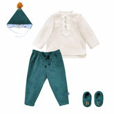 Costum de botez pentru baietei, format din cămașă cu nasturi în față, pantaloni cu elastic reglabil, botoșei personalizabili prin broderie cu inițialele bebelușului și căciuliță căptușită cu mătase naturală. Culoare albastru