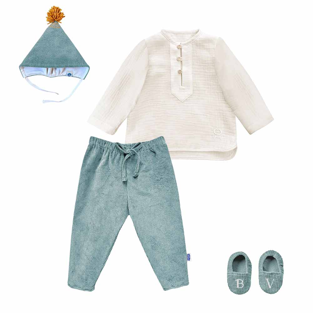 Costum de botez pentru baietei, format din cămașă cu nasturi în față, pantaloni cu elastic reglabil, botoșei personalizabili prin broderie cu inițialele bebelușului și căciuliță căptușită cu mătase naturală. Culoare baby blue