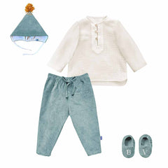 Costum de botez pentru baietei, format din cămașă cu nasturi în față, pantaloni cu elastic reglabil, botoșei personalizabili prin broderie cu inițialele bebelușului și căciuliță căptușită cu mătase naturală. Culoare baby blue