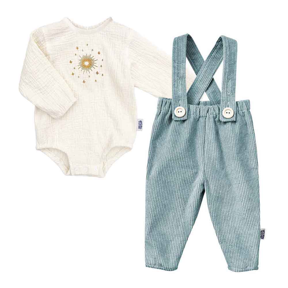 Costum botez pentru baietei, pantaloni cu bretele detasabile si body brodat cu stelute, Odiseea lui Artur, model baby blue
