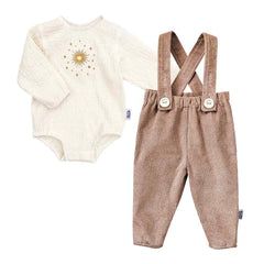 Costum botez pentru baietei, pantaloni cu bretele detasabile si body brodat cu stelute, Odiseea lui Artur, model bej