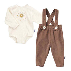 Costum botez pentru baietei, pantaloni cu bretele detasabile si body brodat cu stelute, Odiseea lui Artur, model maro