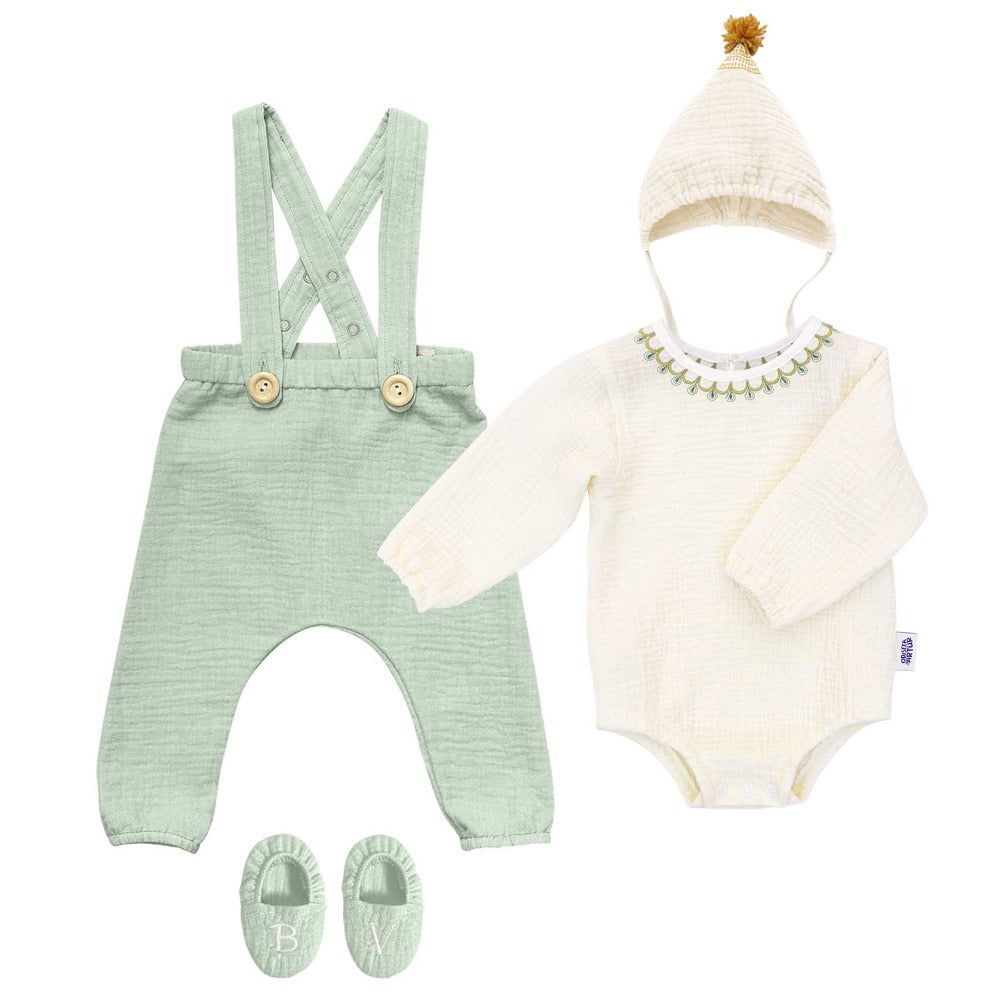 Costum botez pentru baieti format din body moale de bumbac si pantalon cu bretele ajustabile si detasabile, muselina, Odiseea lui Artur