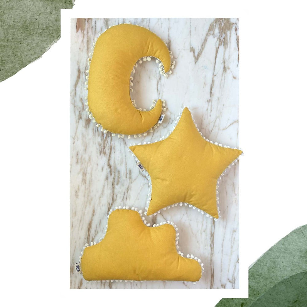 Colaj cu set perne decorative din bumbac, cu ciucuri,  pentru camera copilului, forma de steluta, norisor si luna. Odiseea lui Artur