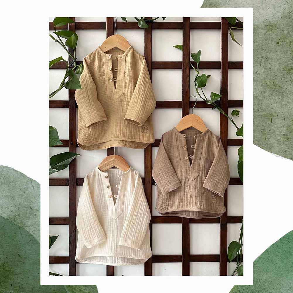 Camasi muselina pentru bebelusi si copii, puse pe umeras si agatate de perete, Odiseea lui Artur