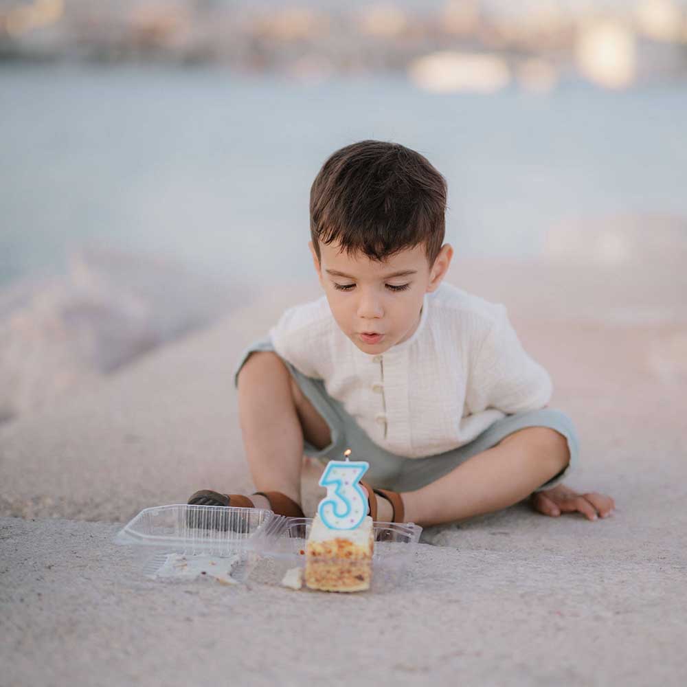 Cămașa Alethi din muselină moale de bumbac pentru bebeluși și copii este alegerea ideală pentru evenimentele importante precum botez și aniversări. Aspect versatil, minimalist, poate fi folosită și în completarea ținutei de joacă și explorat, potrivită pentru vacanțe.