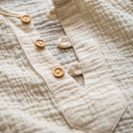 Detaliu camasa din muselina din setul de botez al bebelusului. Odiseea lui Artur