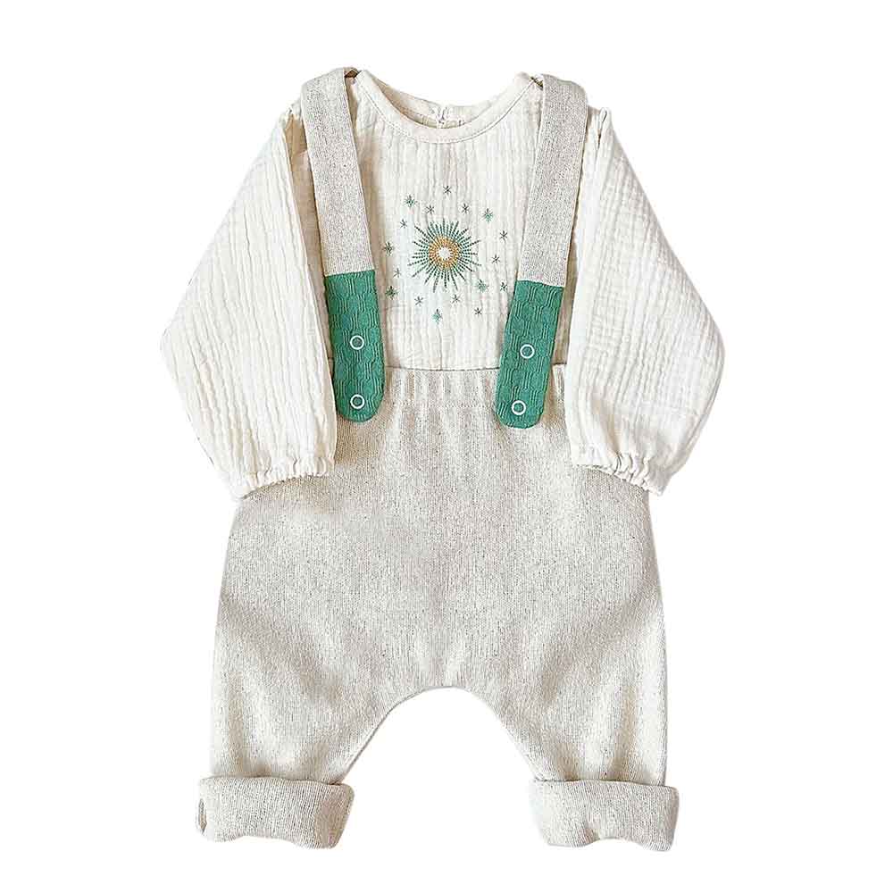 Costum botez pentru baieti format din body moale de bumbac si pantalon cu bretele ajustabile si detasabile.