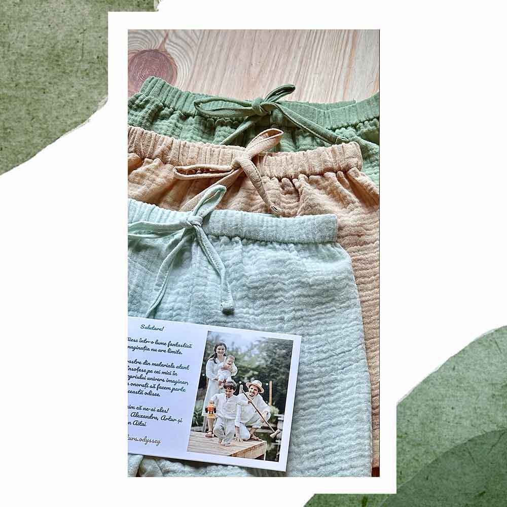 Detaliu betelie Pantalon de muselina 100% bumbac moale pentru bebelusi si copii, Odiseea lui Artur