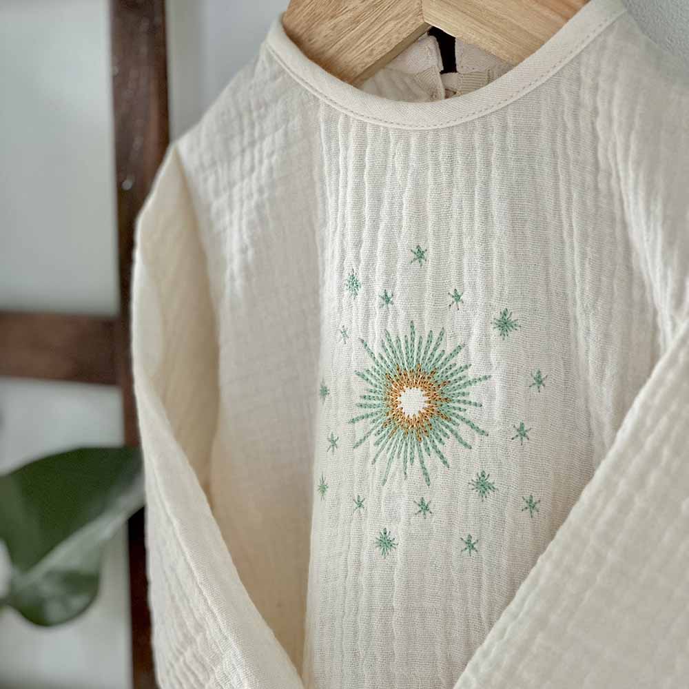 Costum botez pentru bebelusi, din bumbac, Odiseea lui Artur