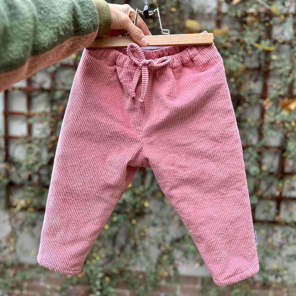 Pantaloni matlasati oentru bebelusi si copii, tinuti pe umeras