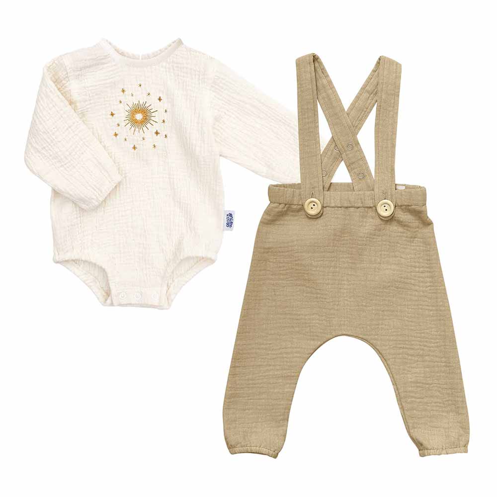 Costum baieti pentru botez format din pantalon cu bretele si body brodat din muselina, bumbac, Odiseea lui Artur