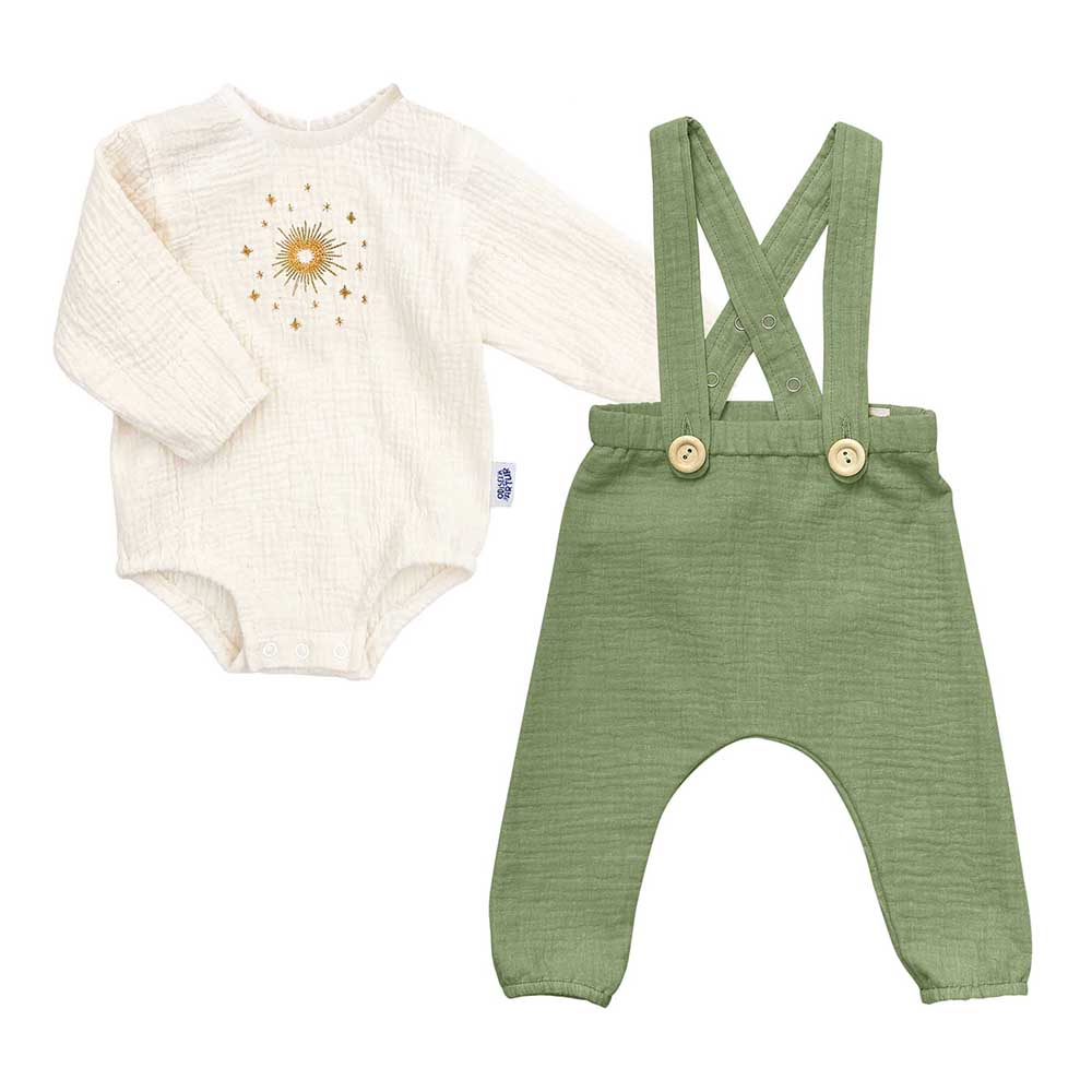 Costum baieti pentru botez format din pantalon cu bretele si body brodat din muselina, bumbac, Odiseea lui Artur