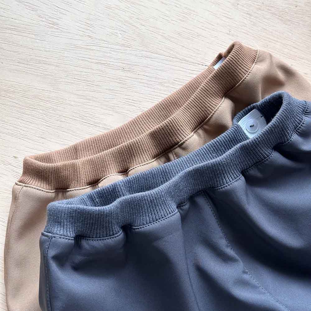 Detaliu al pantalonului softshell, cu talie ajustabila