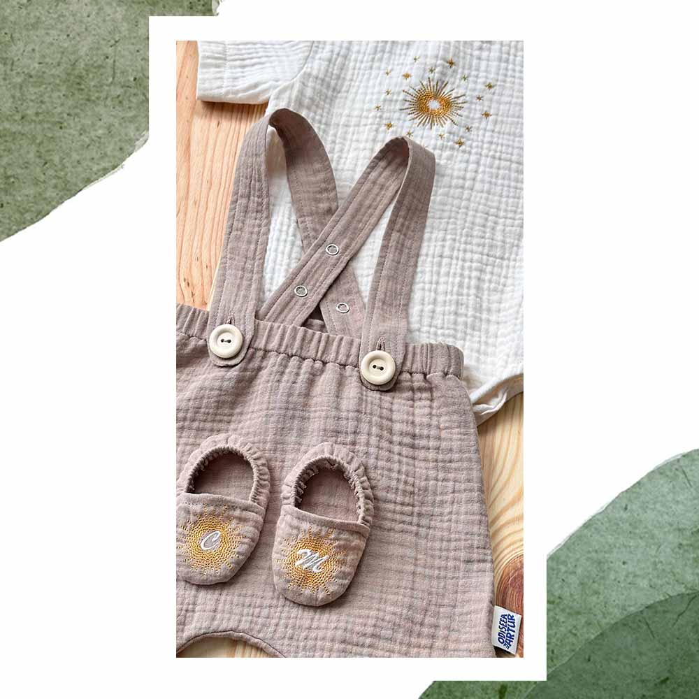 Botosei brodati din muselina pentru bebelusi. Odiseea lui Artur