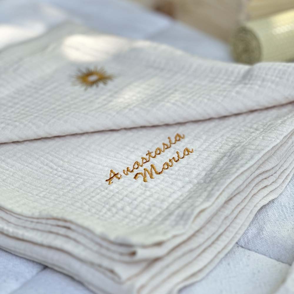 Patura de muselina pentru bebelusi, personalizata prin broderie de Odiseea lui Artur