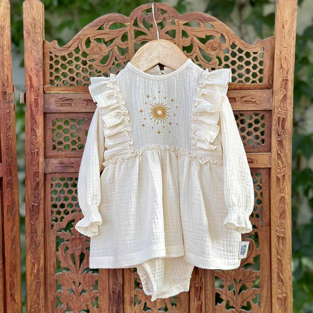 Rochie pentru botez din muselina, brodata cu stelute. Odiseea lui Artur