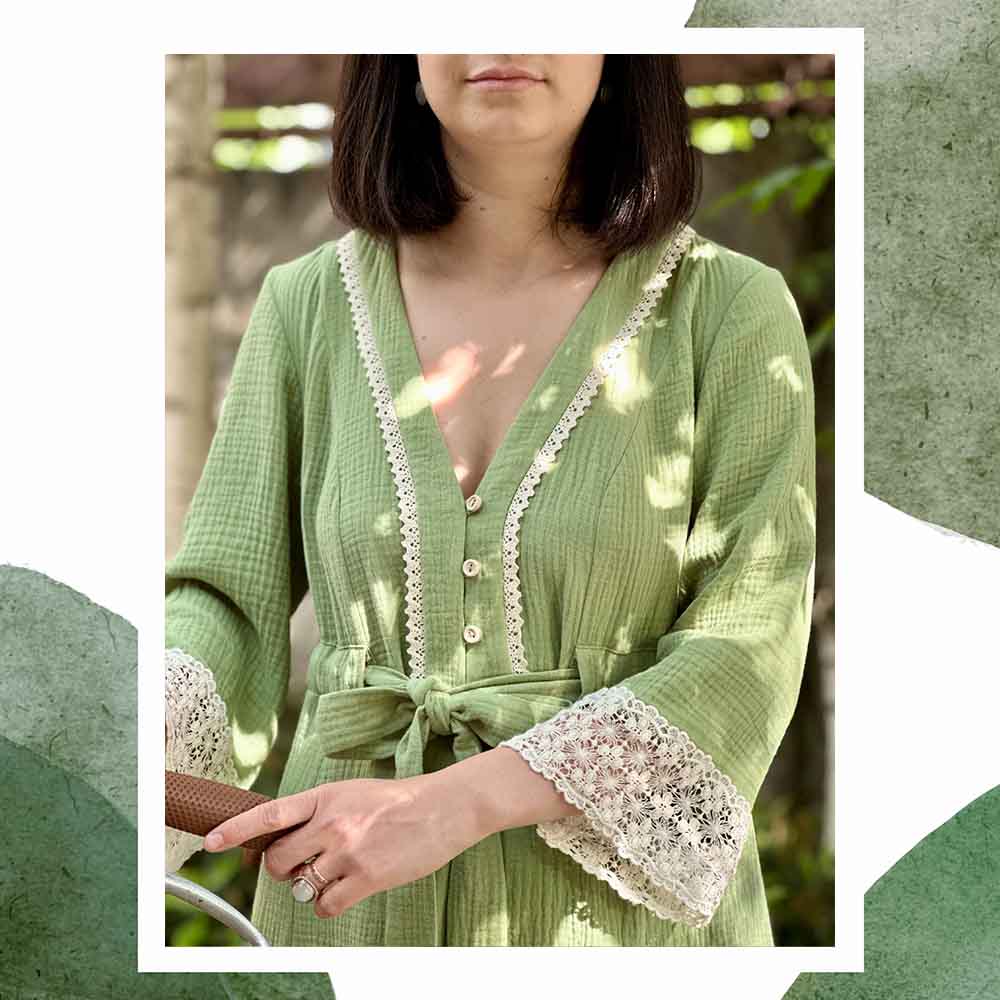 Detaliu rochie din muselina vaporoasa pentru femei, cu decolteu adaptat pentru alaptare