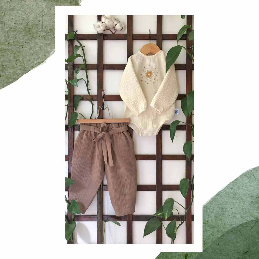 Pantaloni cu funda din muselina moale de bumbac pentru bebeluși și copii, Odiseea lui Artur. Culoare bej