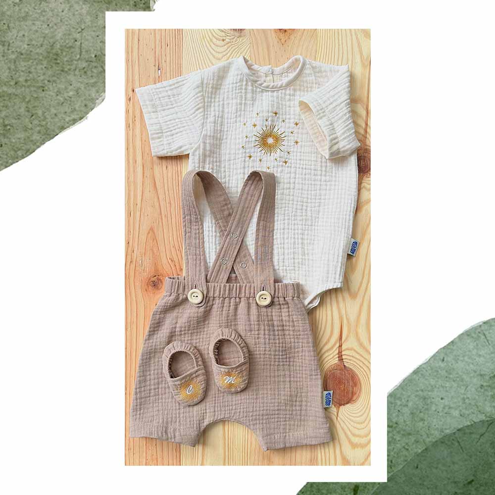 Set botez baietei, detaliu pantalon cu bretele si Body cadou pentru bebelusi, din muselina. Odiseea lui Artur