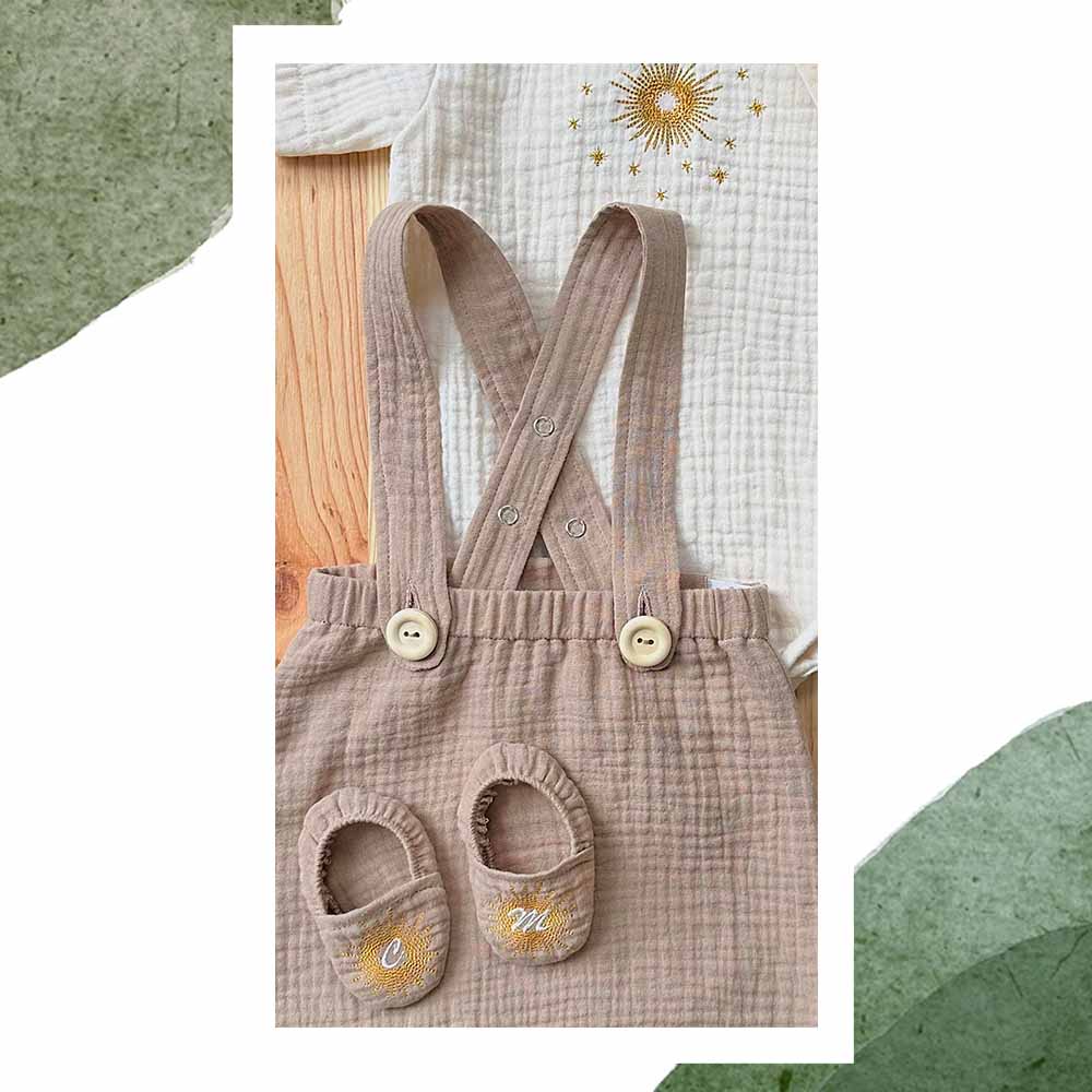 Detaliu pantalon cu bretele detasabile, botosei brodati si personalizati, body muselina, Odiseea lui Artur