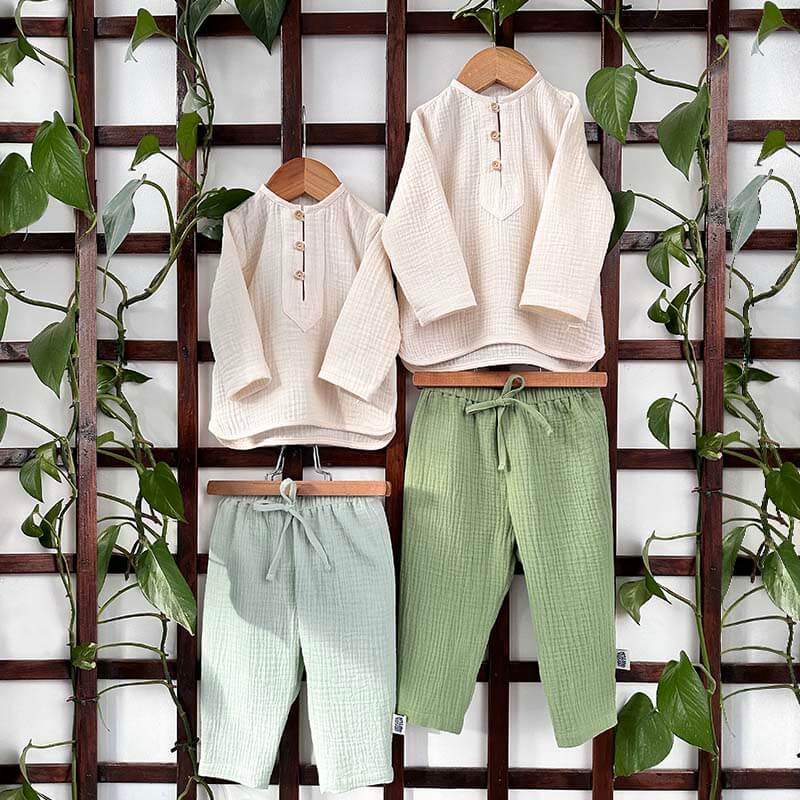 Set format din pantaloni si camasa de muselina pentru bebelusi si copii