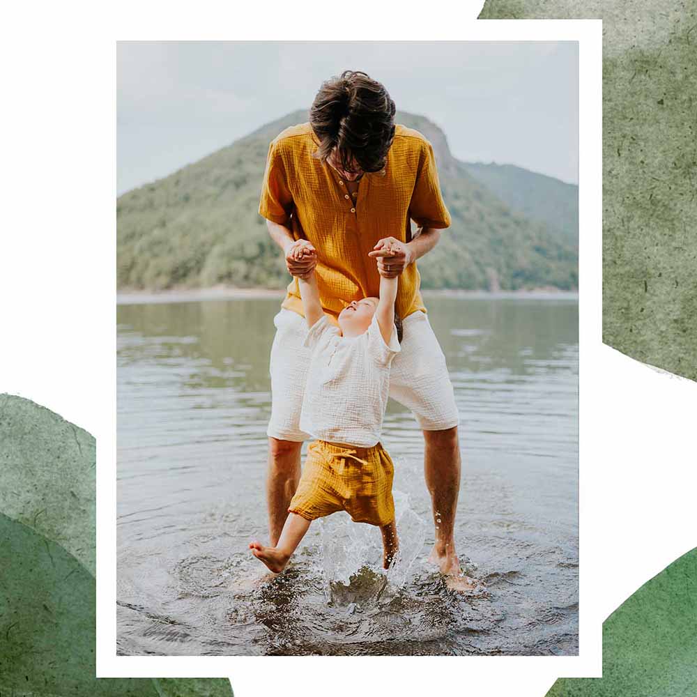 Cămașa Alethi din muselină moale de bumbac pentru bebeluși și copii este alegerea ideală pentru evenimentele importante precum botez și aniversări. Aspect versatil, minimalist, poate fi folosită și în completarea ținutei de joacă și explorat, potrivită pentru vacanțe.