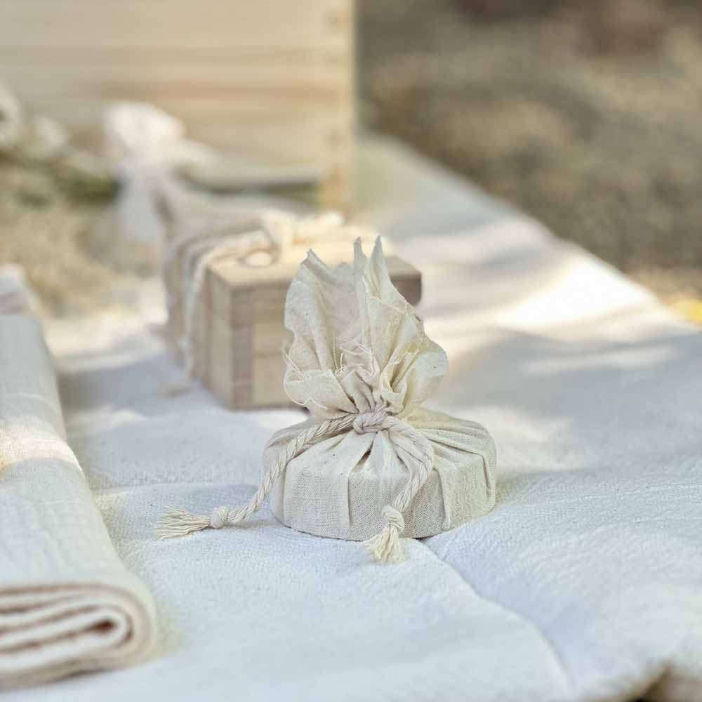 Sapun natural infasurat in bumbac din trusoul de botez Odiseea lui Artur