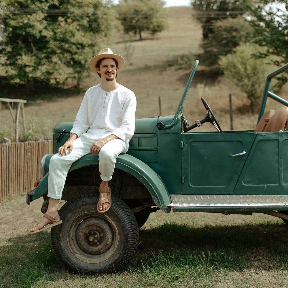 Bluza si pantaloni din muselina pentru barbati, croi lejer si  snur in talie. Odiseea lui Artur