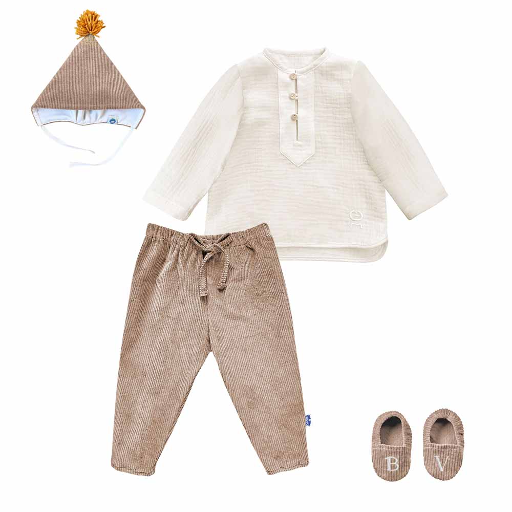 Costum de botez pentru baietei, format din cămașă cu nasturi în față, pantaloni cu elastic reglabil, botoșei personalizabili prin broderie cu inițialele bebelușului și căciuliță căptușită cu mătase naturală. Culoare bej