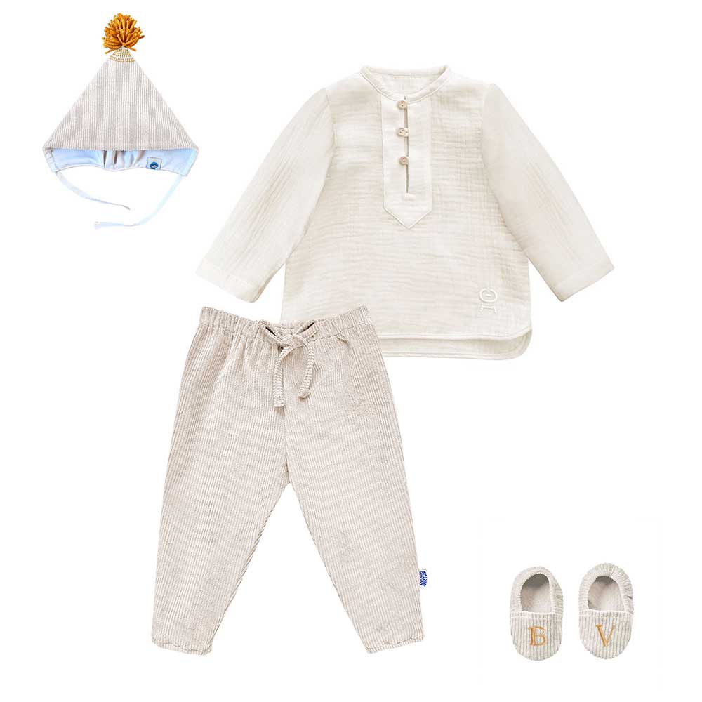 Costum de botez pentru baietei, format din cămașă cu nasturi în față, pantaloni cu elastic reglabil, botoșei personalizabili prin broderie cu inițialele bebelușului și căciuliță căptușită cu mătase naturală.