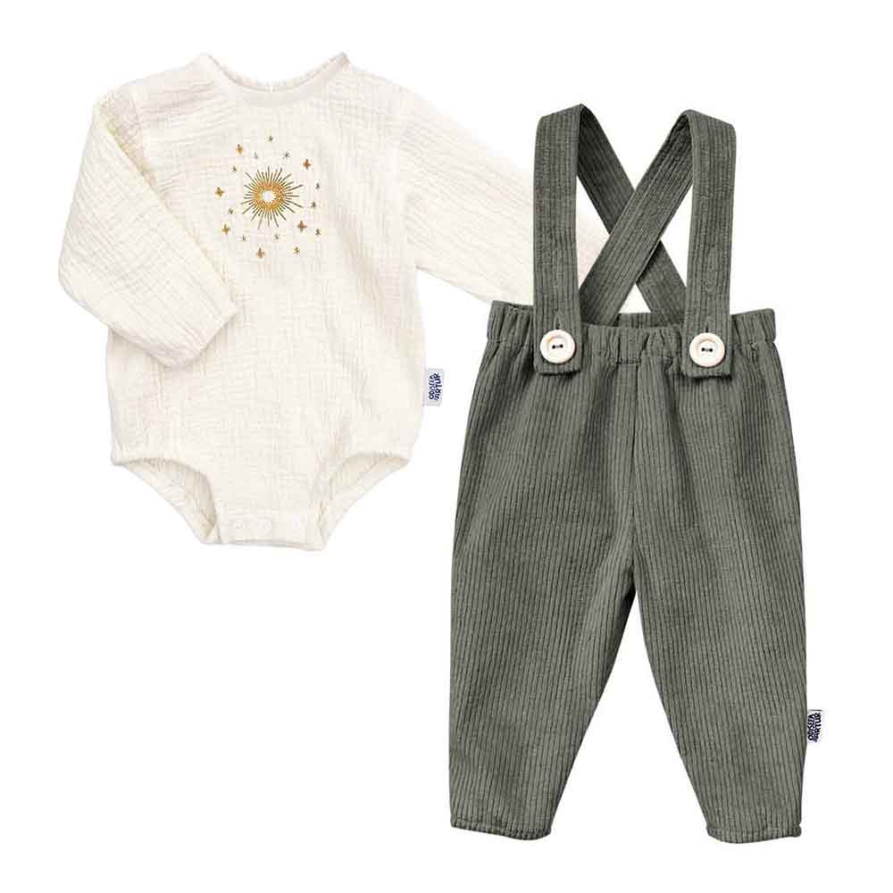 Costum botez pentru baietei, pantaloni cu bretele detasabile si body brodat cu stelute, Odiseea lui Artur, model kaki