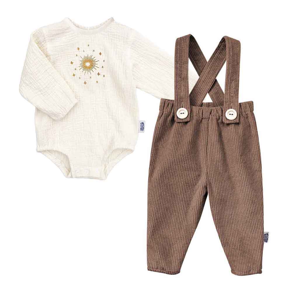 Costum botez pentru baietei, pantaloni cu bretele detasabile si body brodat cu stelute, Odiseea lui Artur, model maro