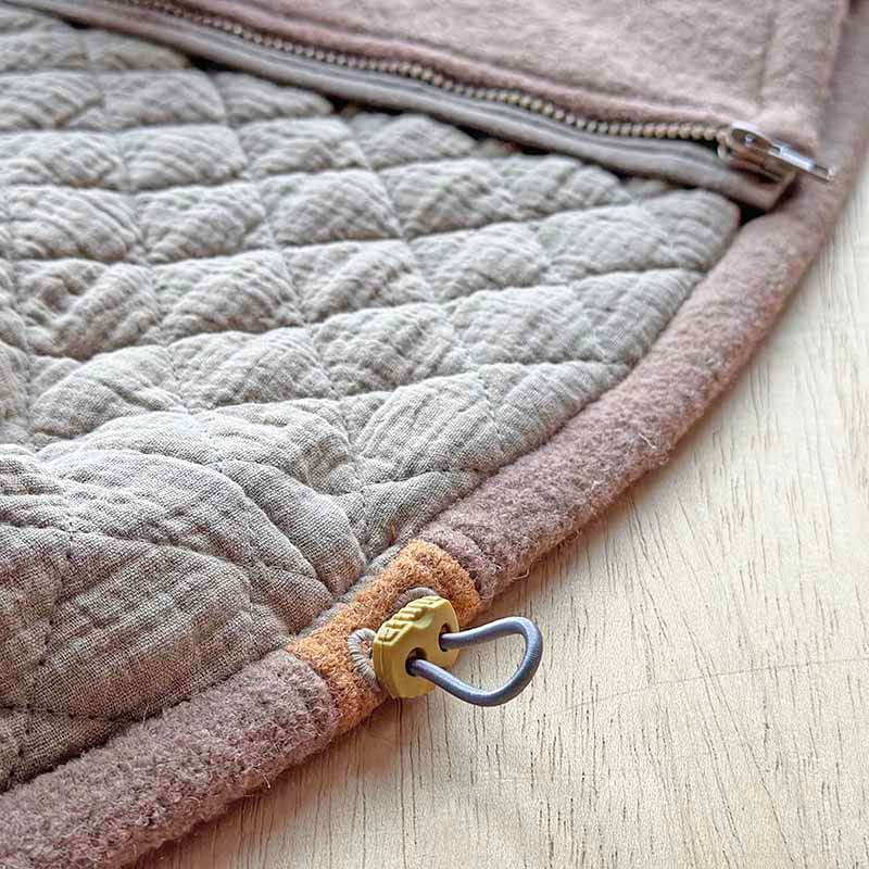 Detaliu stopper al jachetei din lana fiarta pentru copii, bej