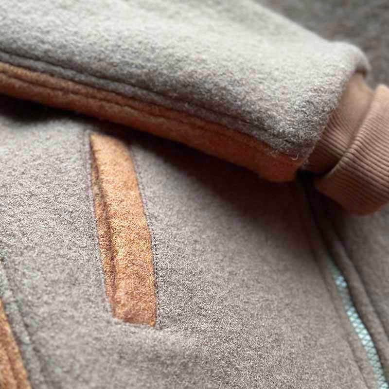 Detaliu buzunar, jacheta din lana fiarta pentru copii.